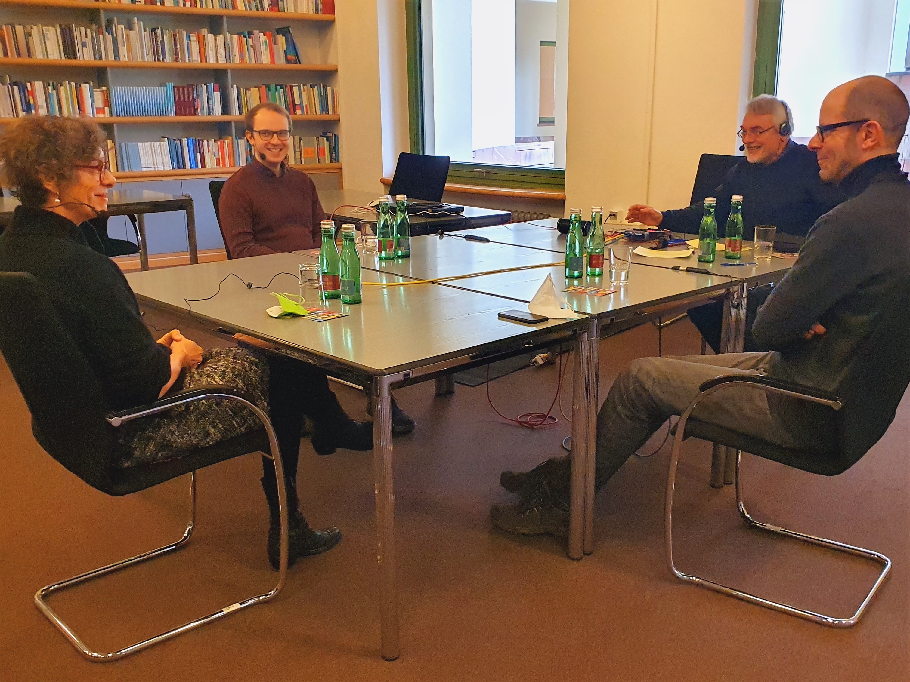 Prof. Dr. Jeanette Hofmann (WZB), Dr. Thomas Müller (MPIB), Thomas Prinzler as moderator and Dr. Aljoscha Burchardt (DFKI) discuss the question "Who are you - human or machine?