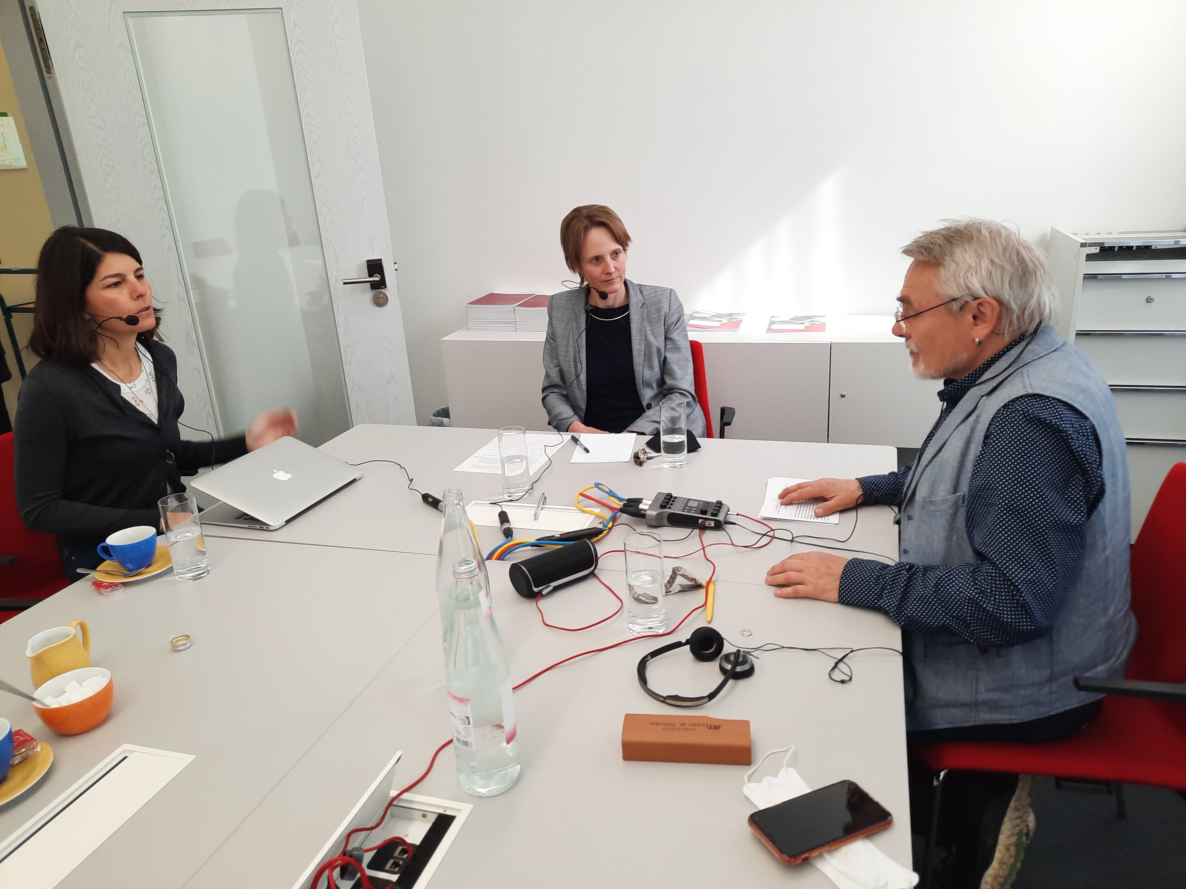 Nazan Maksudyan (CMB) and Einstein Prof. Gwendolyn Sasse (ZOiS) discuss with moderator Thomas Prinzler about freedom and limits of research in authoritarian countries.